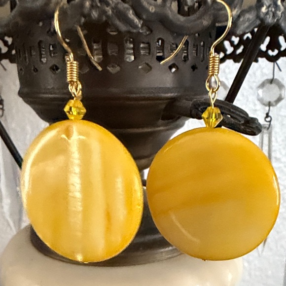 Elegant Yellow Mother of Pearl Shell Earrings - Picture 2 of 2